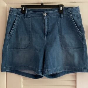 CHICOS MEDIUM WASH WOMAN DENIM SHORT SIZE US16